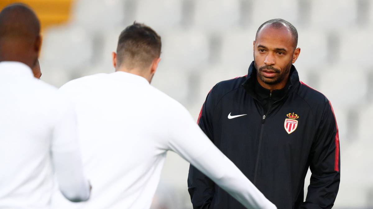 El extécnico francés del Mónaco, Thierry Henry, durante un entrenamiento.