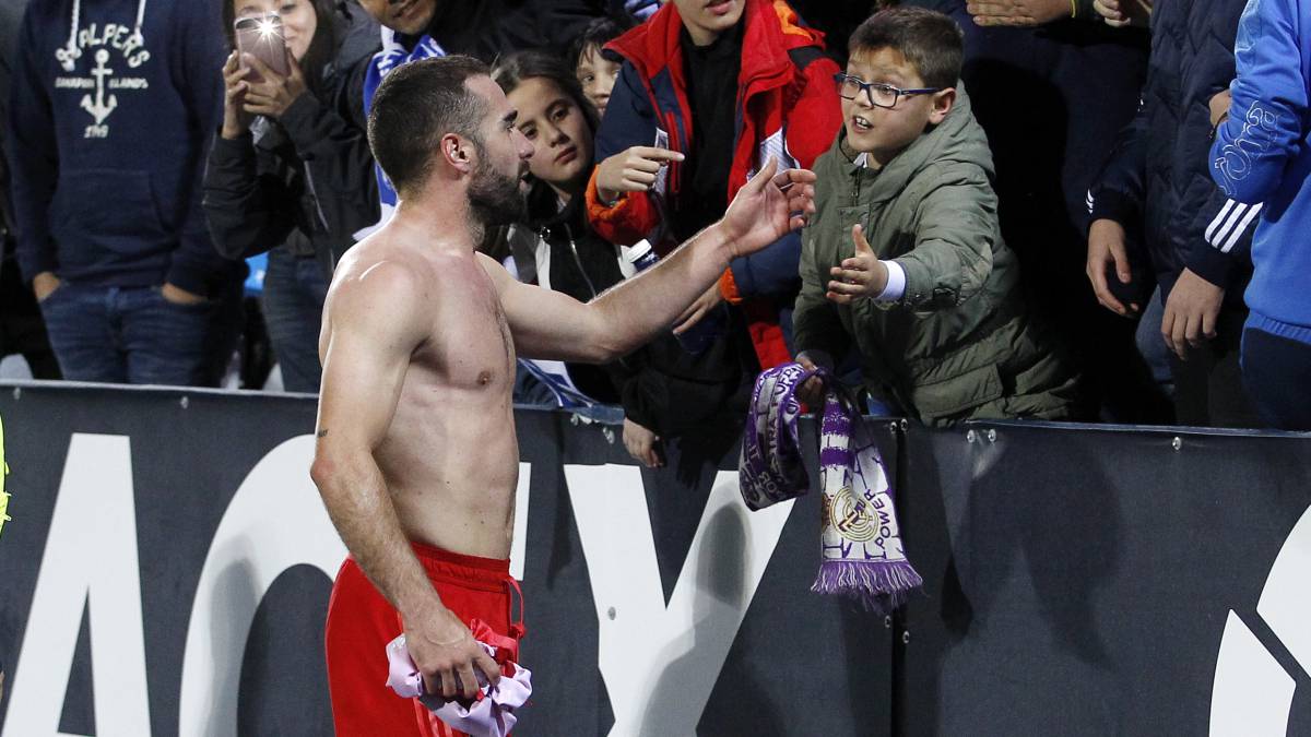 Carvajal, que aquí saluda cariñosamente a un niño, fue silbado por sus paisanos.