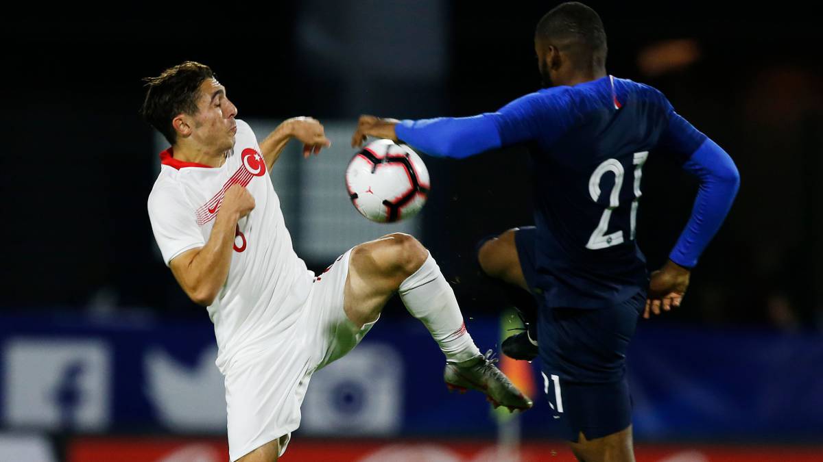 El jugador turco del Trabzonspor, Abdülkadir Ömür, durante un partido.