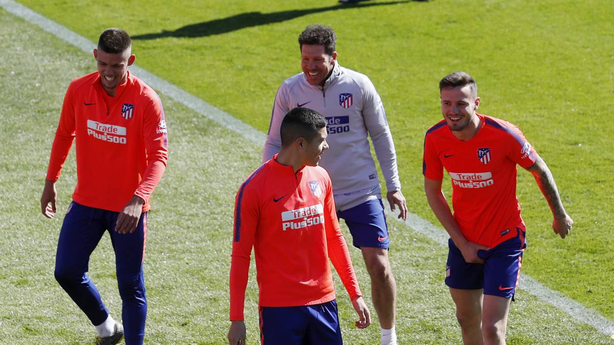 Simeone bromea con Montero, Nehuén y Saúl.