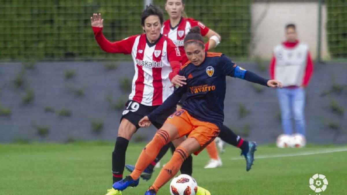 Natalia Gaitán, del Valencia, y Erika, del Athletic, en un duelo de la Liga Iberdrola.