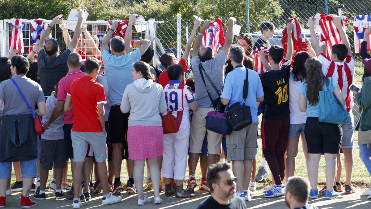 Gabi y Filipe Luis firman camisetas a los aficionados en Los Ángeles de San Rafael.