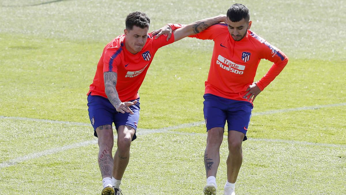 Correa, con Giménez durante un entrenamiento del Atlético.