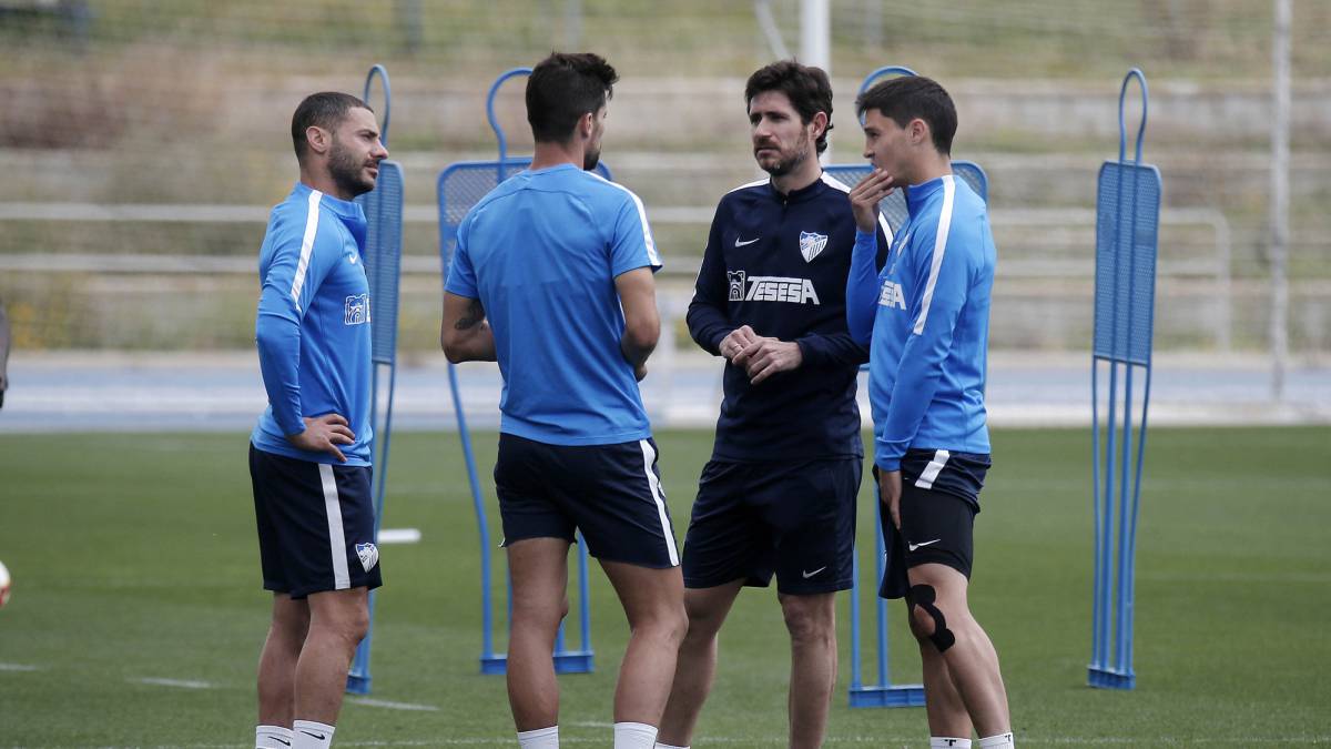 Víctor Sánchez del Amo habla con los capitanes del Málaga en su primer entrenamiento.