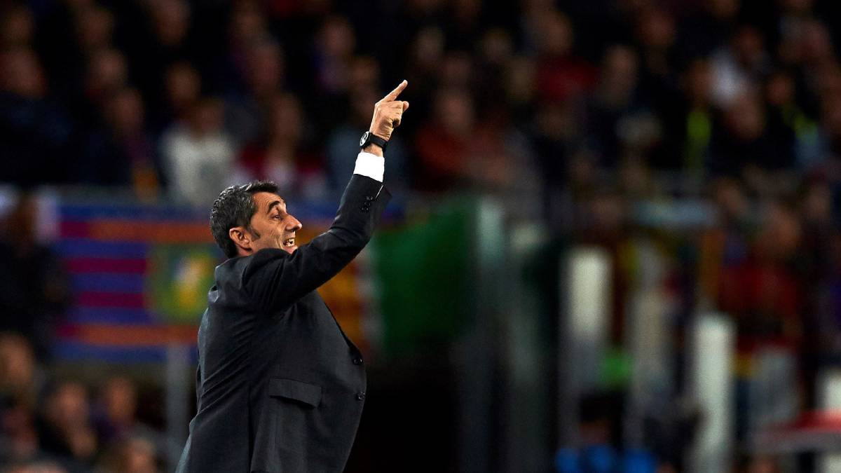 El entrenador del Barcelona Ernesto Valverde da órdenes durante el partido de vuelta de cuartos de final de la Liga de Campeones entre FC Barcelona y Manchester United en el Camp Nou.