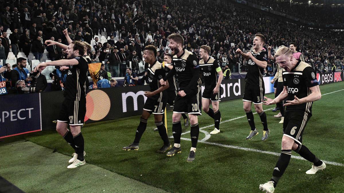 Los jugadores del Ajax celebran la clasificación ante la Juventus de Turín.