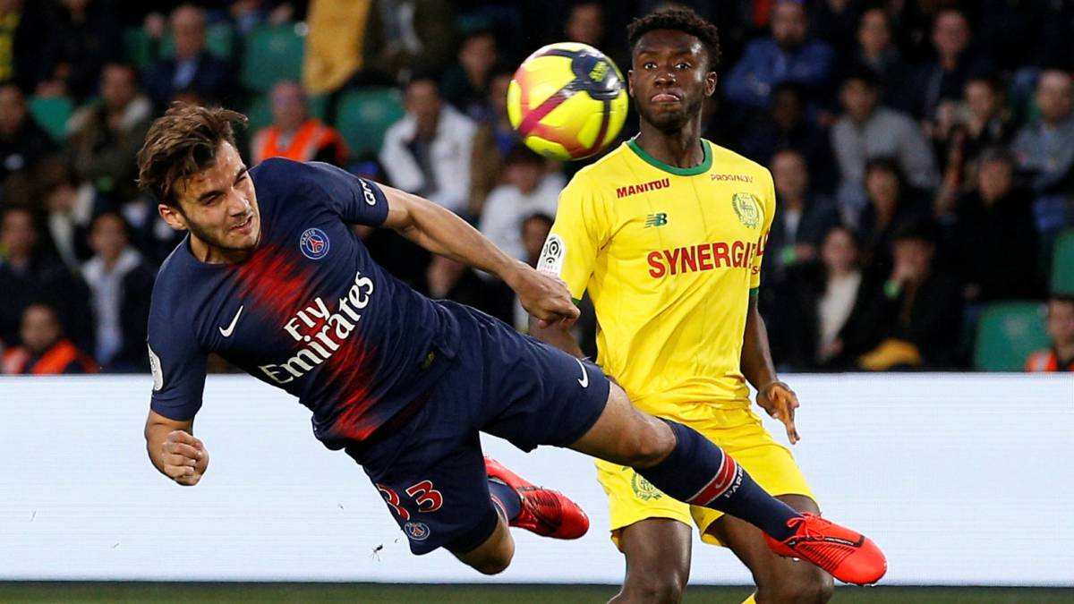 El jugador del PSG, Metehan Guclu, durante un partido.