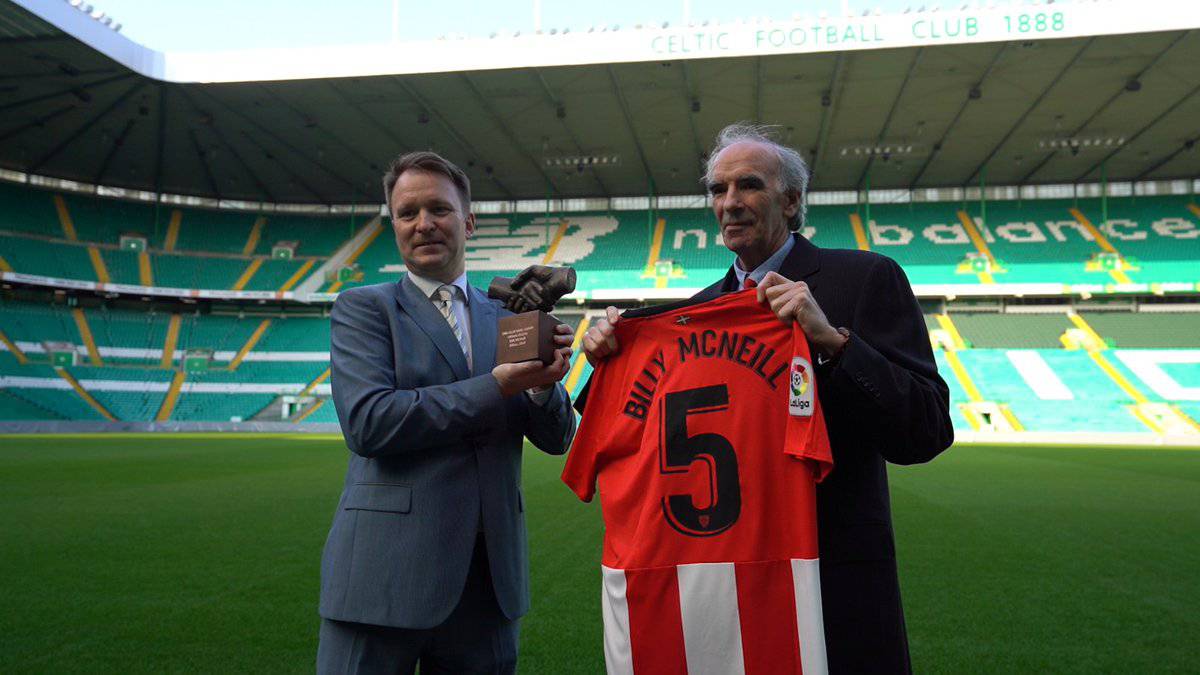 Iribar entrega el premi0 'One Club Man' a Martin McNeill, hijo de Billy