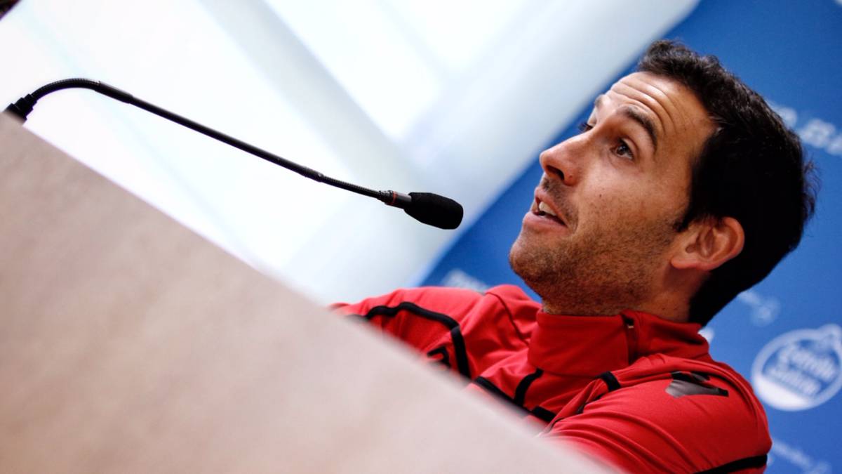 Iñigo López en la sala de prensa de Abegondo