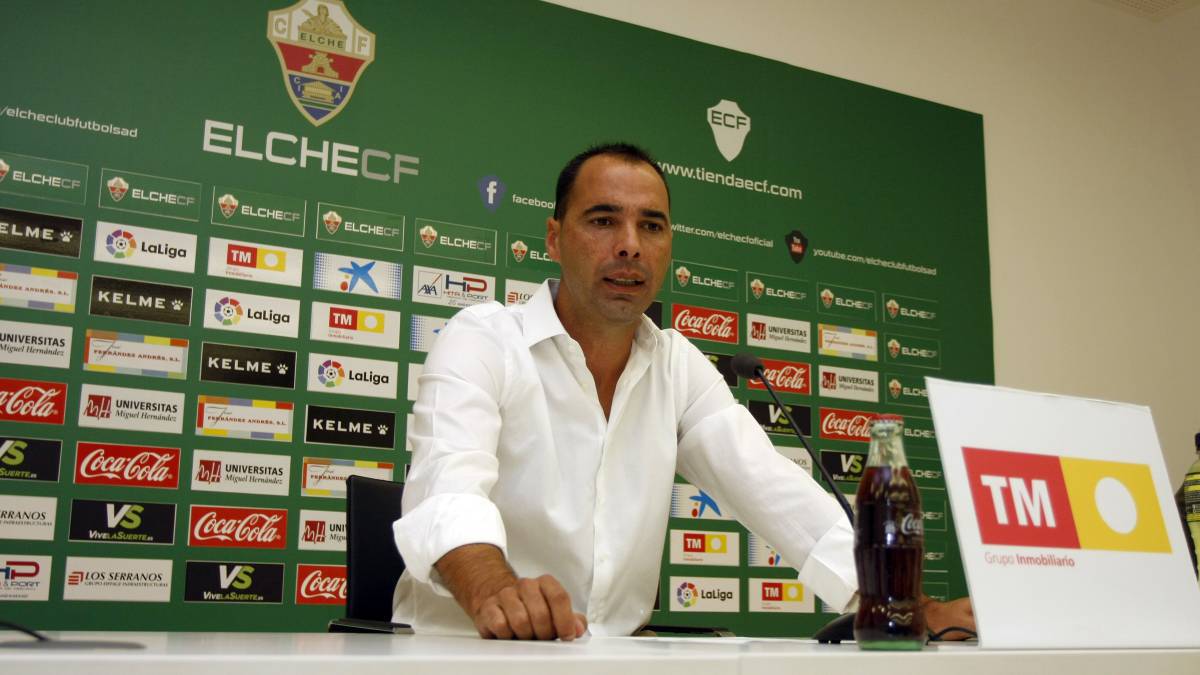 Jorge Cordero, en una conferencia de prensa con el Elche.
