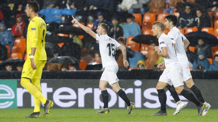 Resumen y goles del Valencia 2-0 Villarreal (5-1). Los tantos de Lato y Parejo, cuyo chut fue desviado por Funes Mori, sellan el billete del Valencia a semifinales.