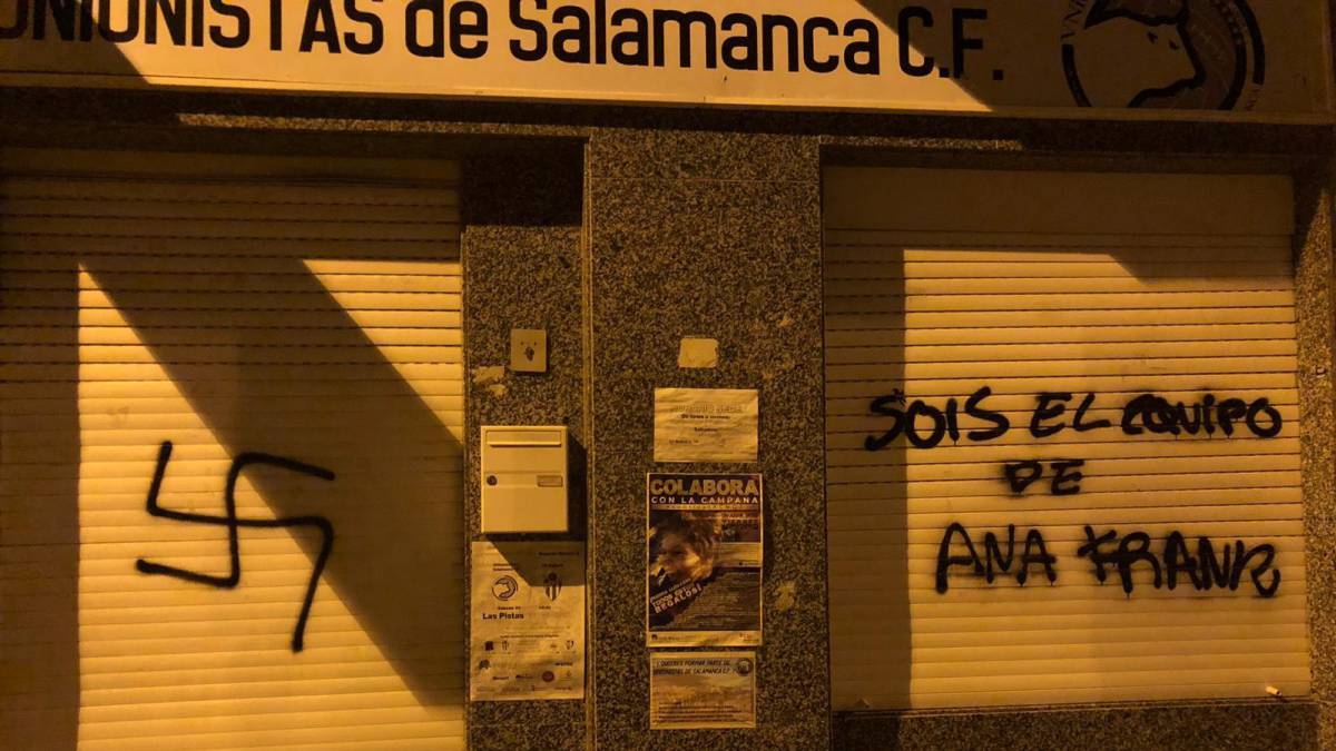 La sede de Unionistas amaneció con pintadas vandálicas por segunda vez en dos semanas.