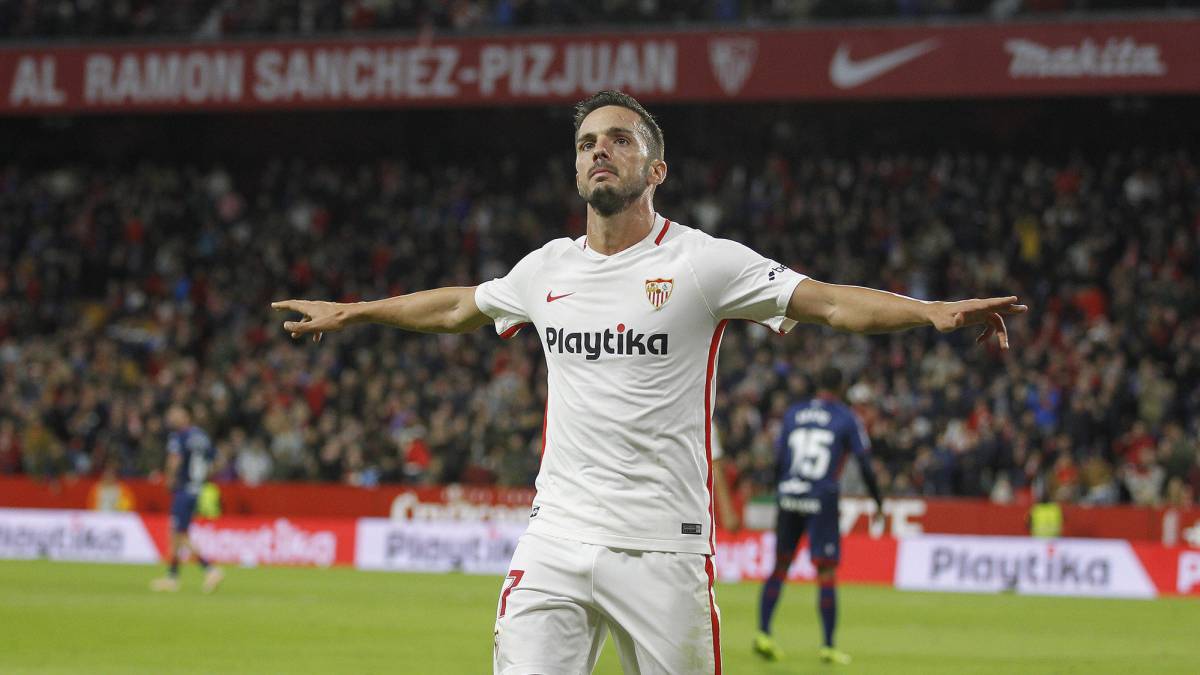 Sarabia celebra un gol con el Sevilla.