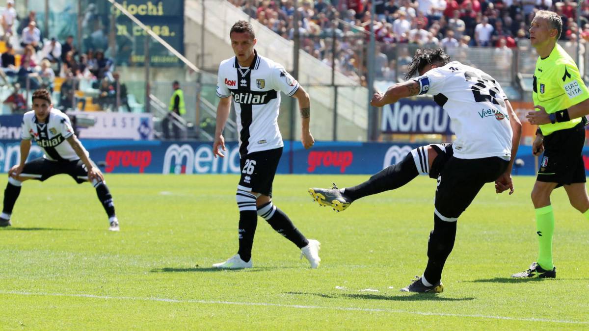 Bruno Alves, de falta en el 87', frustró a Samu Castillejo y el Milan