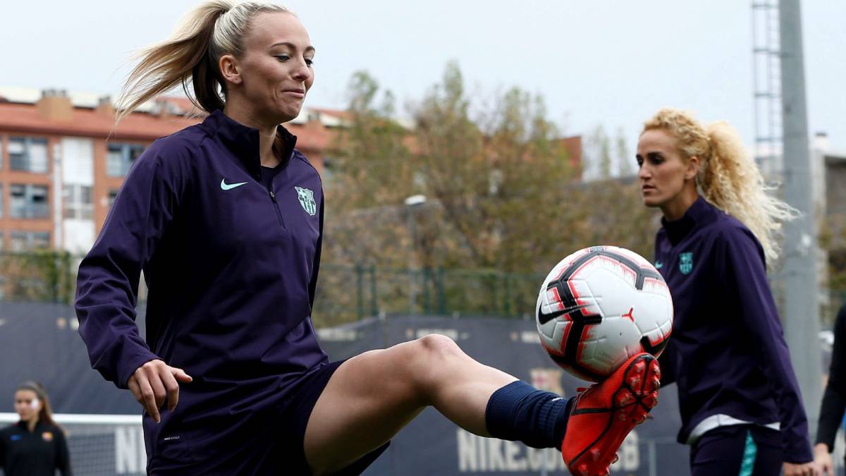 Toni Duggan, máxima artillera del Barcelona en Champions, controla el balón en un entrenamiento.