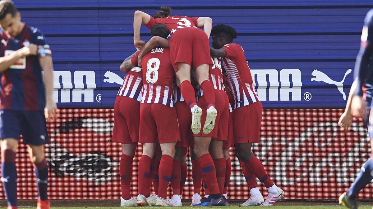 Los jugadores del Atlético celebran el gol de Lemar al Eibar.
