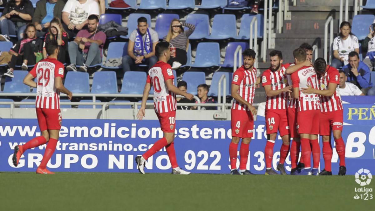 Álvaro Giménez y Almería celebran el gol