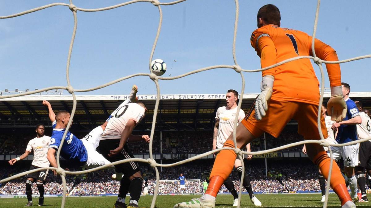 El United sucumbe ante el Everton y se aleja de Champions