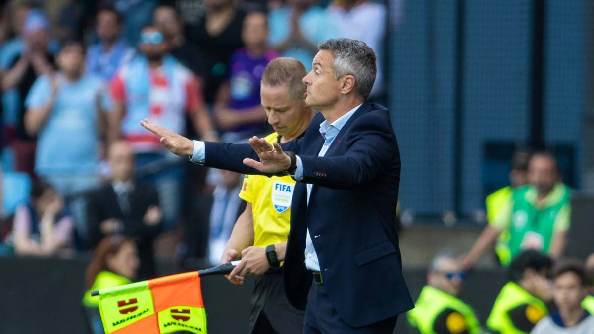 Fran Escribá gesticula durante el partido entre el Celta y el Girona en Balaídos.