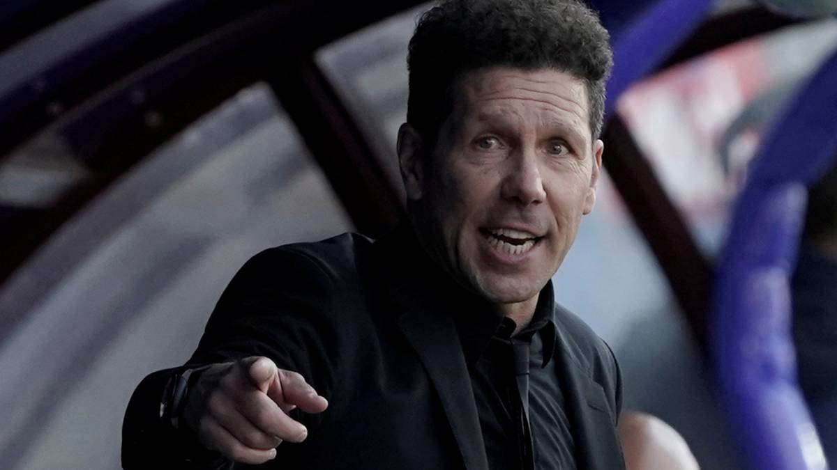 Simeone, en el banquillo del Eibar-Atlético, que ha hecho millonario al Atlético con las clasificaciones para la Champions.