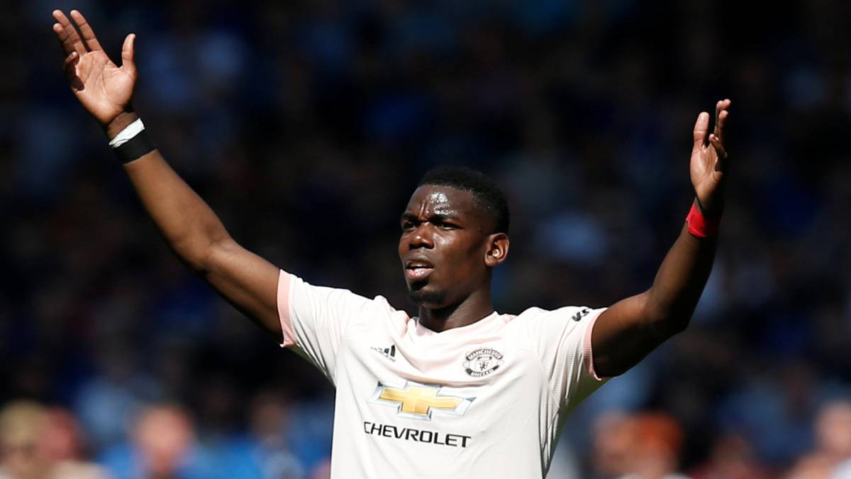 Paul Pogba se queja de una acción durante el partido entre Everton y Manchester United de la Premier League.