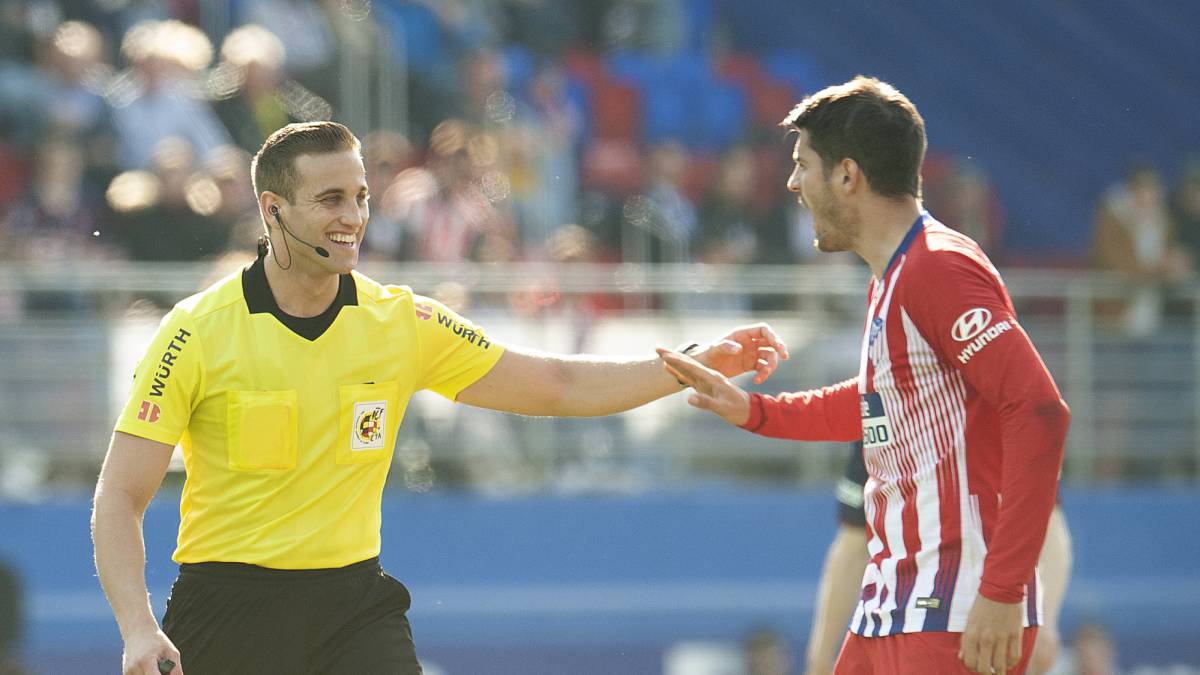 Alberola Rojas, una semana sin pitar tras la 'colleja' a Morata