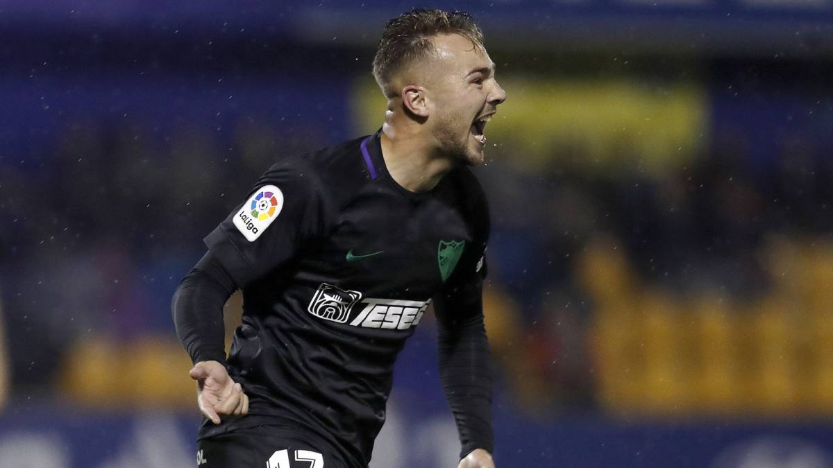 Ontiveros, del Málaga, festeja uno de sus goles.