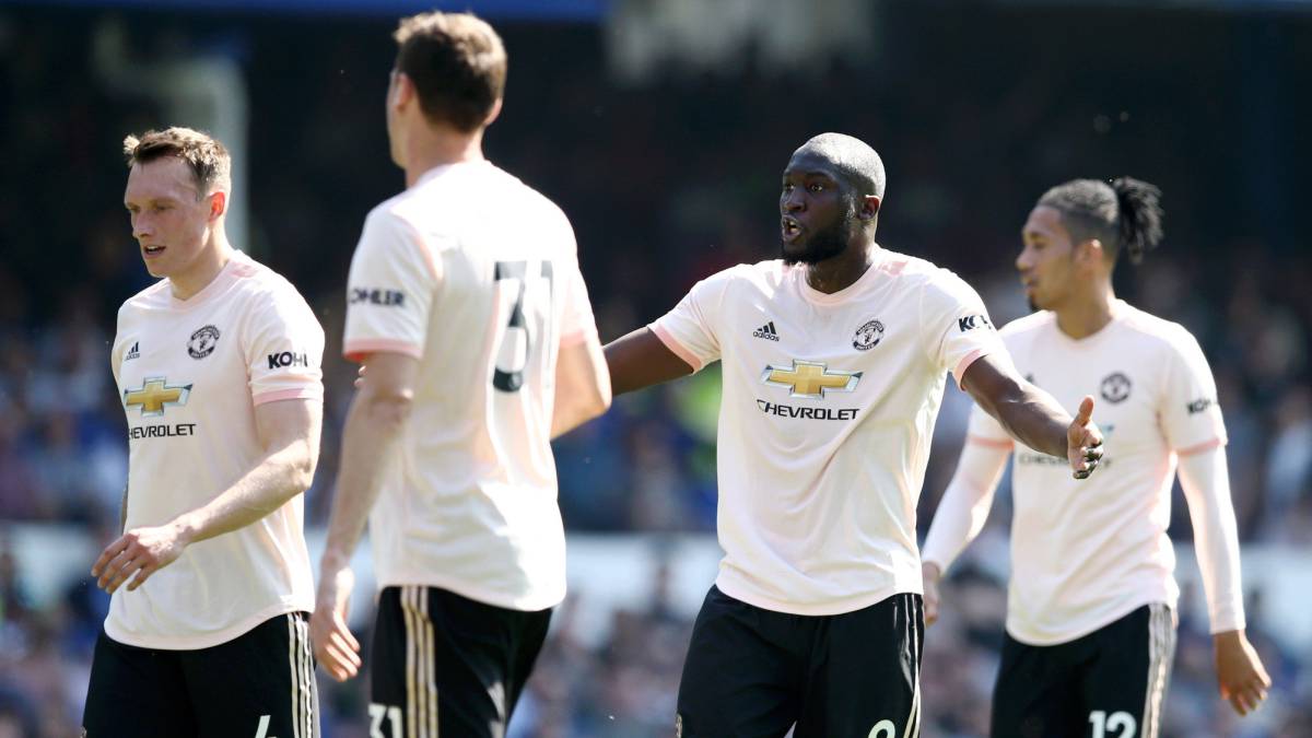 Lukaku, Smalling, Matic y Phil Jones se lamentan del resultado durante el partido contra el Everton de la Premier League jugando en Goodison Park.