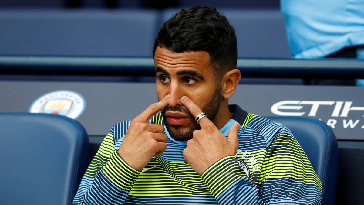 Riyad Mahrez en el banquillo antes del encuentro que enfrentó a Manchester City y Fulham.