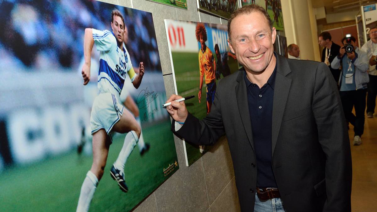 Jean-Pierre Papin firmando una imagen suya cuando era jugador.