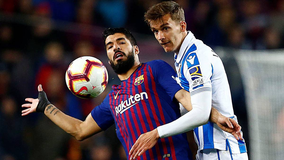 Diego Llorente, con Luis Suárez durante el Barcelona-Real Sociedad donde se lesionó.