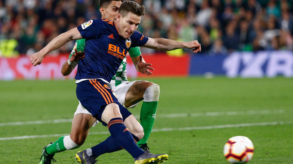 Gameiro, durante el partido del Valencia contra el Betis.