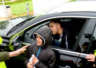 Ceballos se para a firmar autógrafos y al preguntarle por Zidane reacciona así