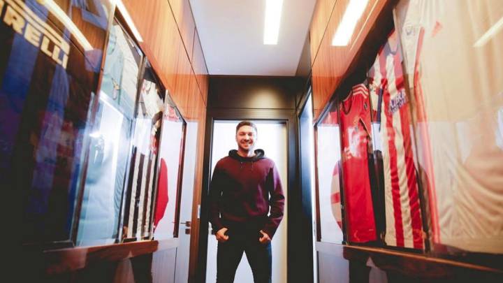 Siqueira, en su casa, con las camisetas de los clubes en los que jugó, pendiente hoy del Atlético-Valencia, y de Filipe.