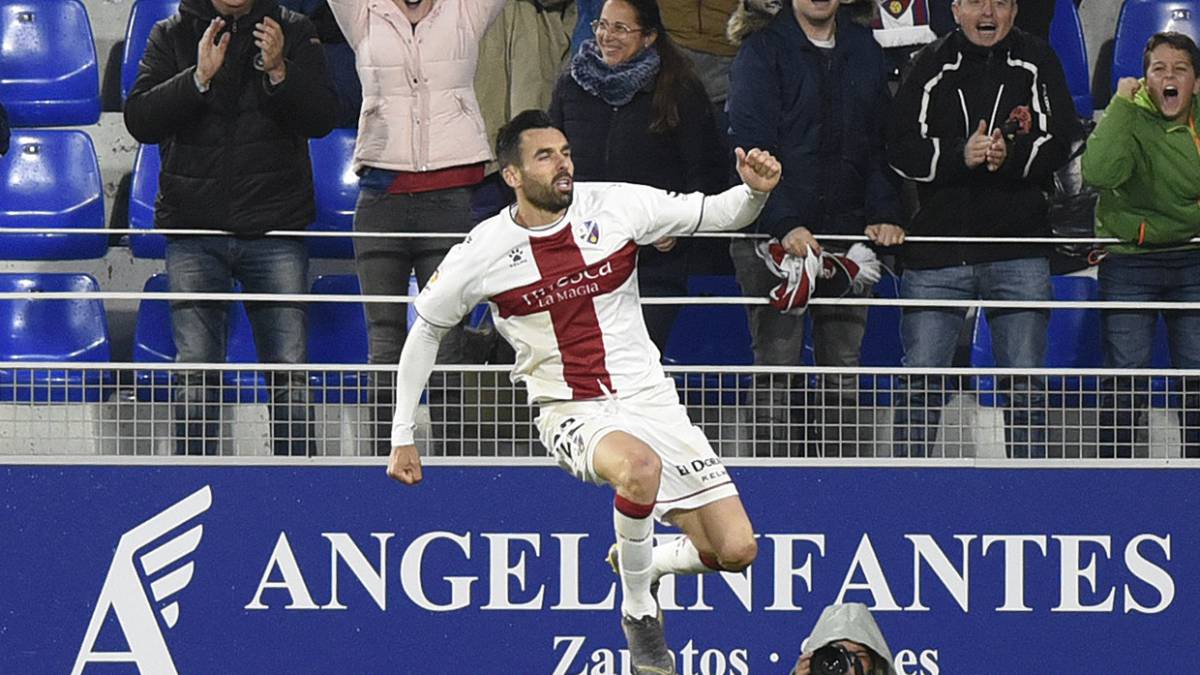 Enric Gallego celebra un gol con el Huesca.