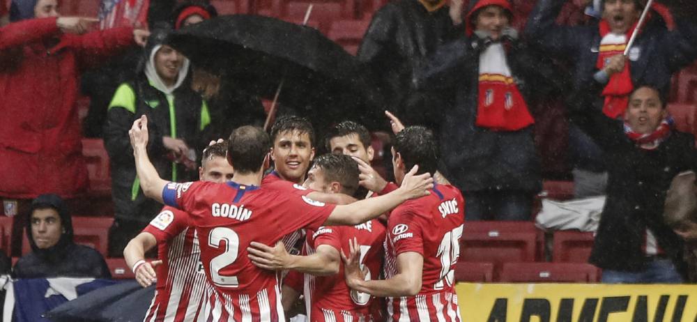 El Atlético celebra en piña el gol de Morata al Valencia.
