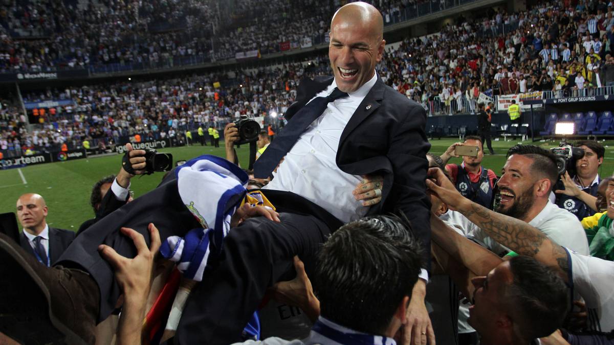 Zinedine Zidane es manteado por sus jugadores tras conquistar la Liga 2016/2017 en el Estadio de La Rosaleda de Málaga.