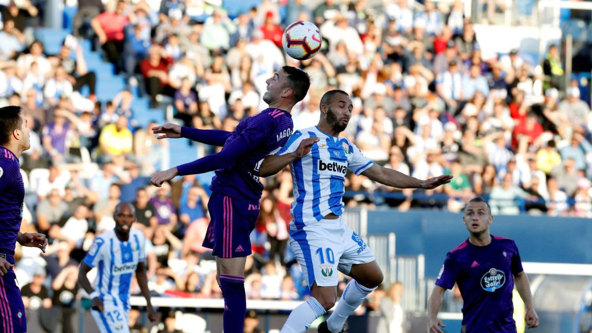 Aspas pugna por el balón con El Zhar