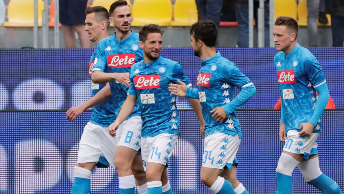 Dries Mertens celebra uno de sus goles al Frosinone.