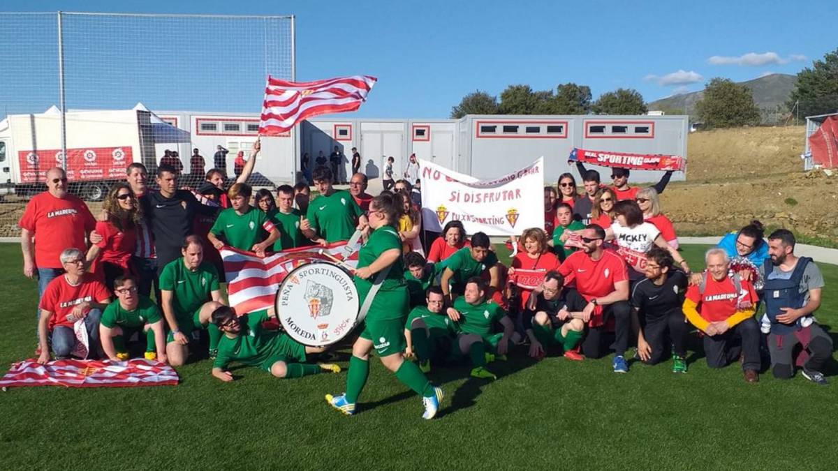 Foto de familia del Sporting de Gijón tras perder por 0-2 ante el Málaga.