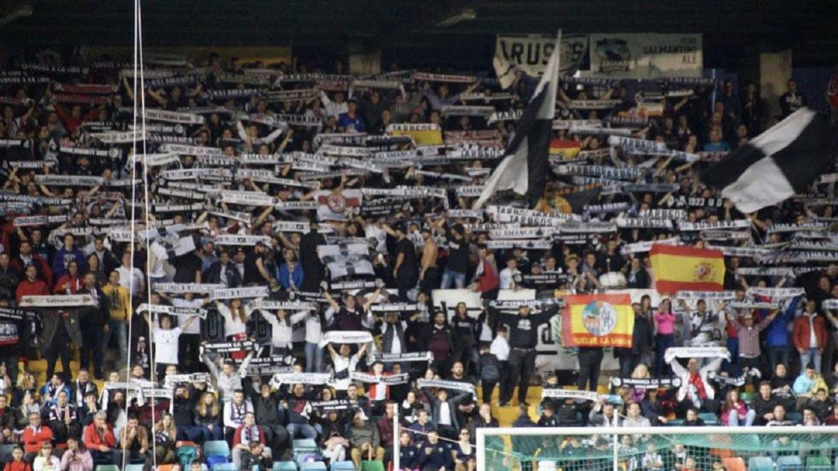 Más de 11.000 espectadores se dieron cita en El Helmántico para ver el duelo entre Salamanca y Navalcarnero.