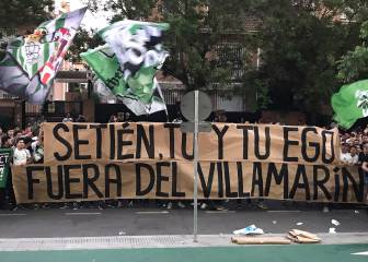 La afición del Betis protesta: