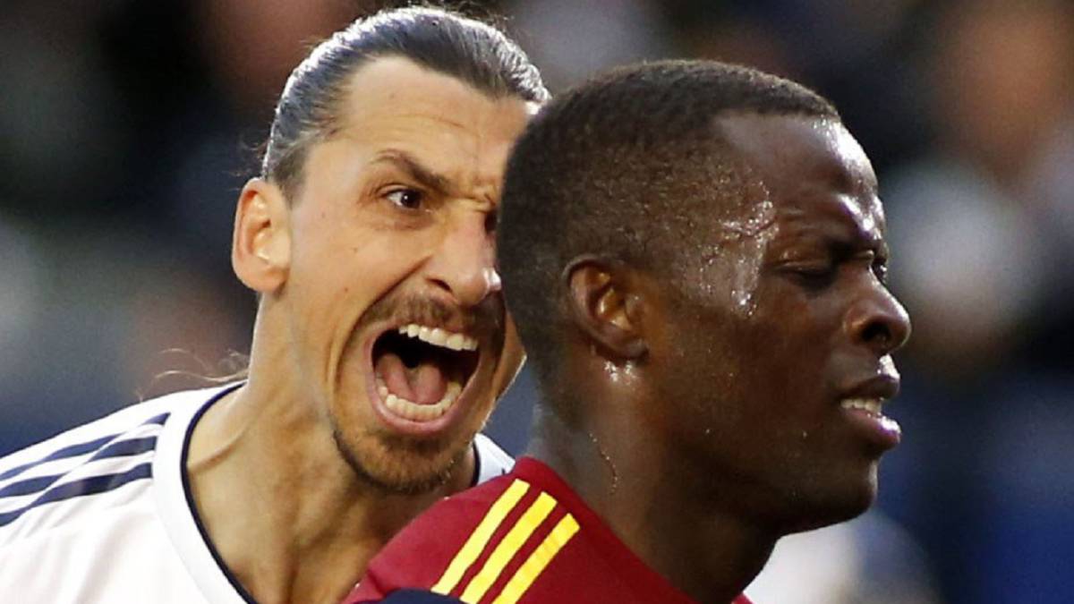 Ibrahimovic celebra su gol ante Onuhoa en el LA Galaxy-Real Salt Lake de la MLS.