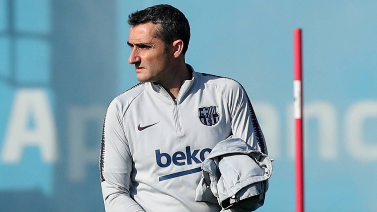 Ernesto Valverde durante un entrenamiento del Barcelona.