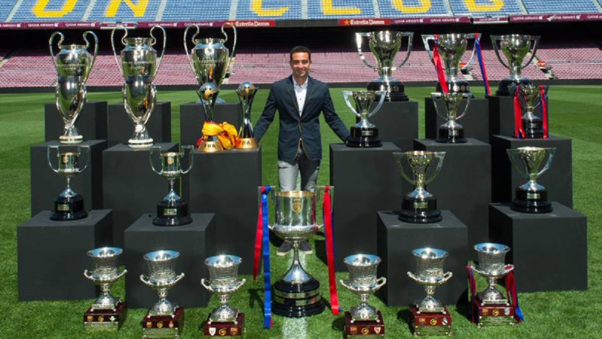 Xavi posa con sus títulos en el Barcelona.