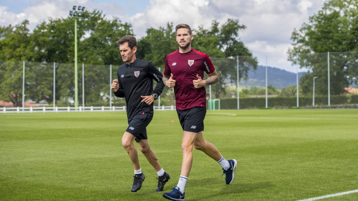 Iñigo Martínez apura y Beñat sigue ausente