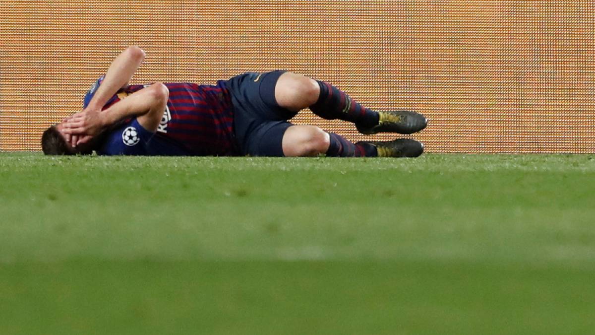El central francés del Barcelona, Clément Lenglet, tendido en el suelo en el partido ante el Liverpool.