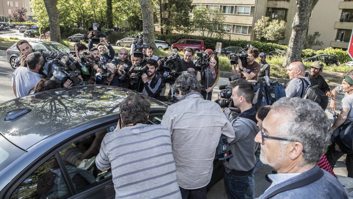 Los periodistas intentan conseguir declaraciones de todos aquellos que ayer pudieron visitar a Iker Casillas en el hospital CUF Porto.
