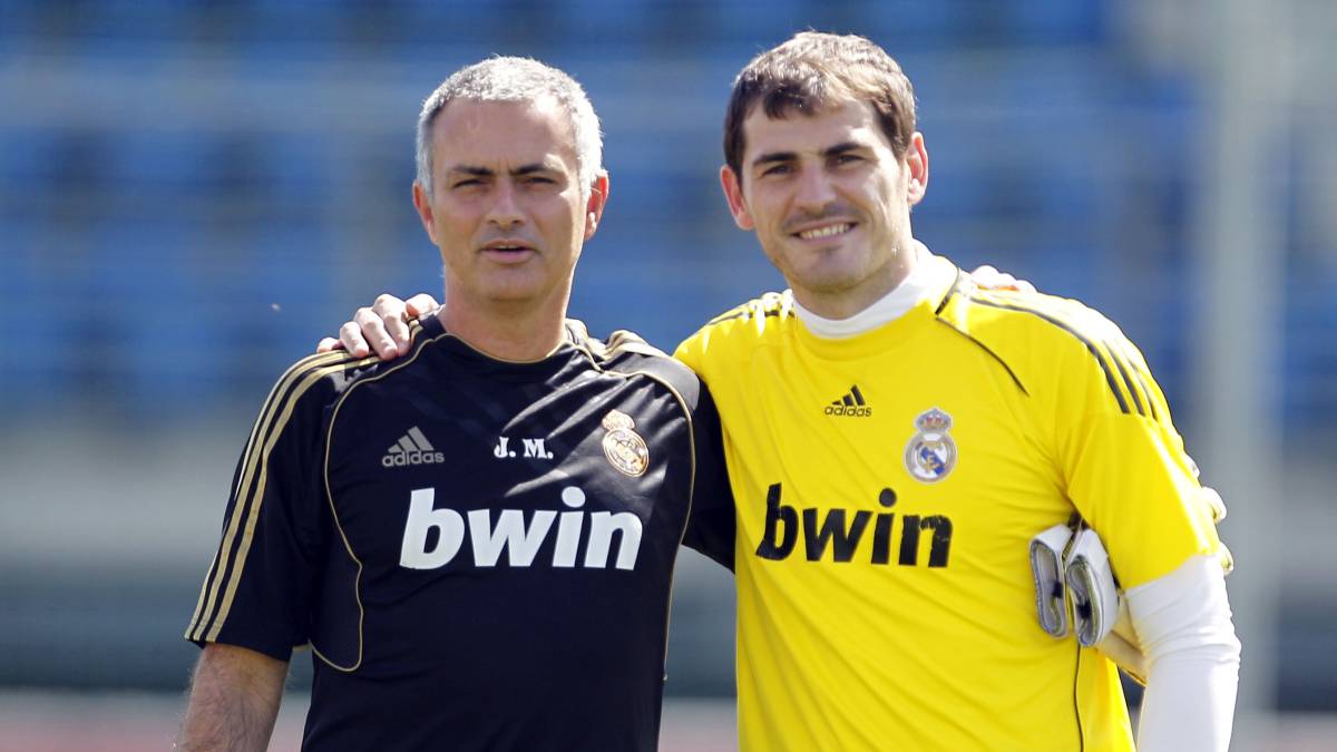 Iker Casillas y Jose Mourinho tras un entrenamiento en Valdebebas con el Real Madrid.
