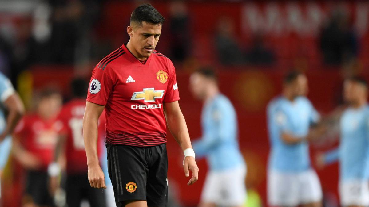 Alexis Sánchez durante el derbi entre Manchester United y Manchester City en Old Trafford.